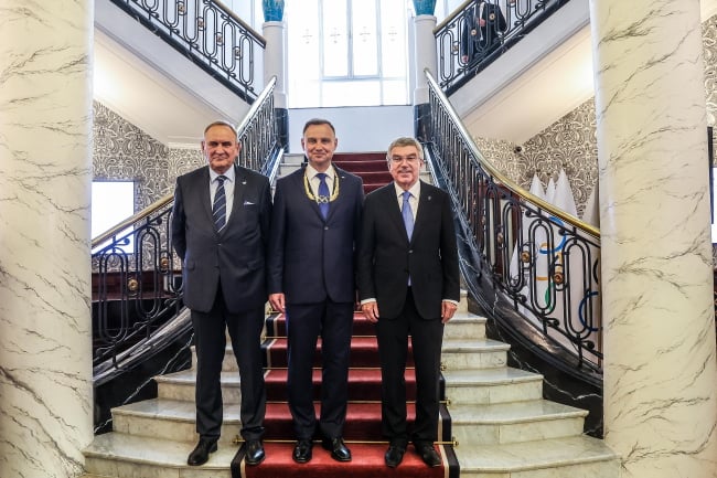 Od lewej: prezes Polskiego Komitetu Olimpijskiego Andrzej Kraśnicki, prezydent Andrzej Duda i przewodniczący Międzynarodowego Komitetu Olimpijskiego Thomas Bach PAP/Art Service 2 