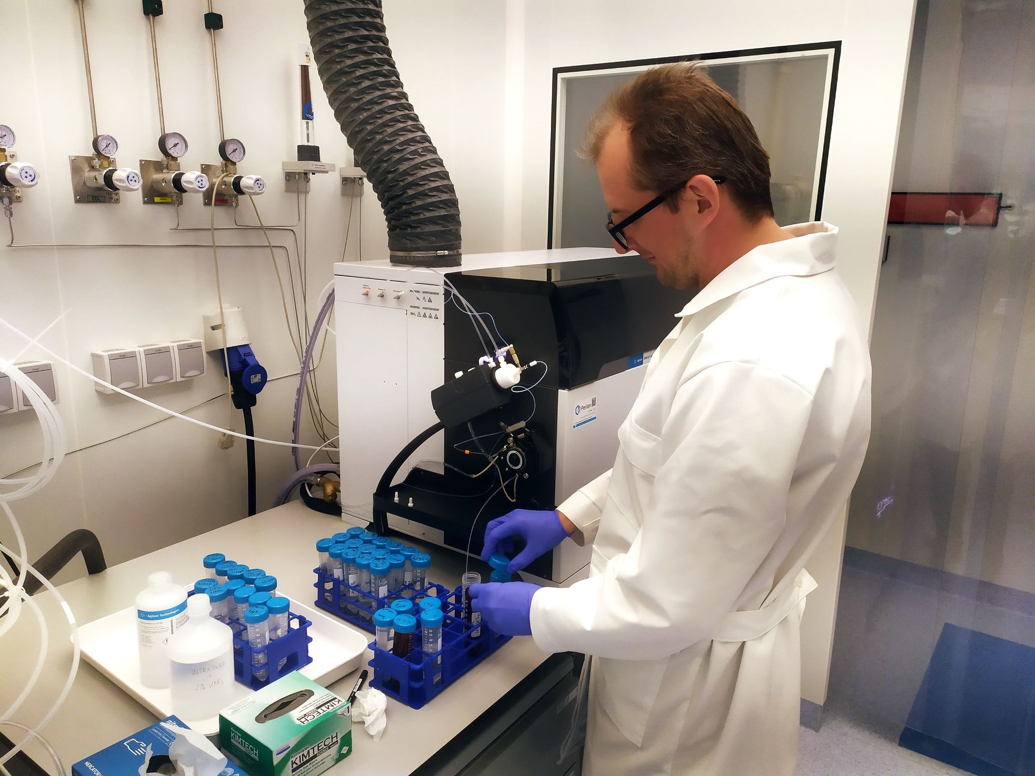 dr hab. Kamil Brudecki w Zakładzie Spektrometrii Mas/ Instytut Fizyki Jądrowej PAN, fot. Joanna Gąska