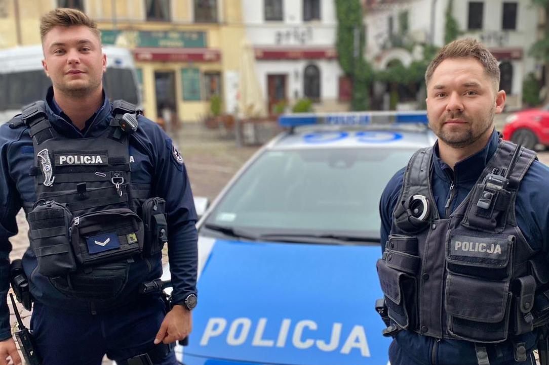 Sierż. Paweł Pindel i sierż. Michał Wolski z Komisariatu Policji I w Krakowie, fot. Policja