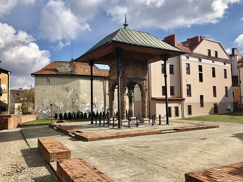 Bima Starej Synagogi w Tarnowie (fot. Jamnik z Tarnowa/Wikipedia)