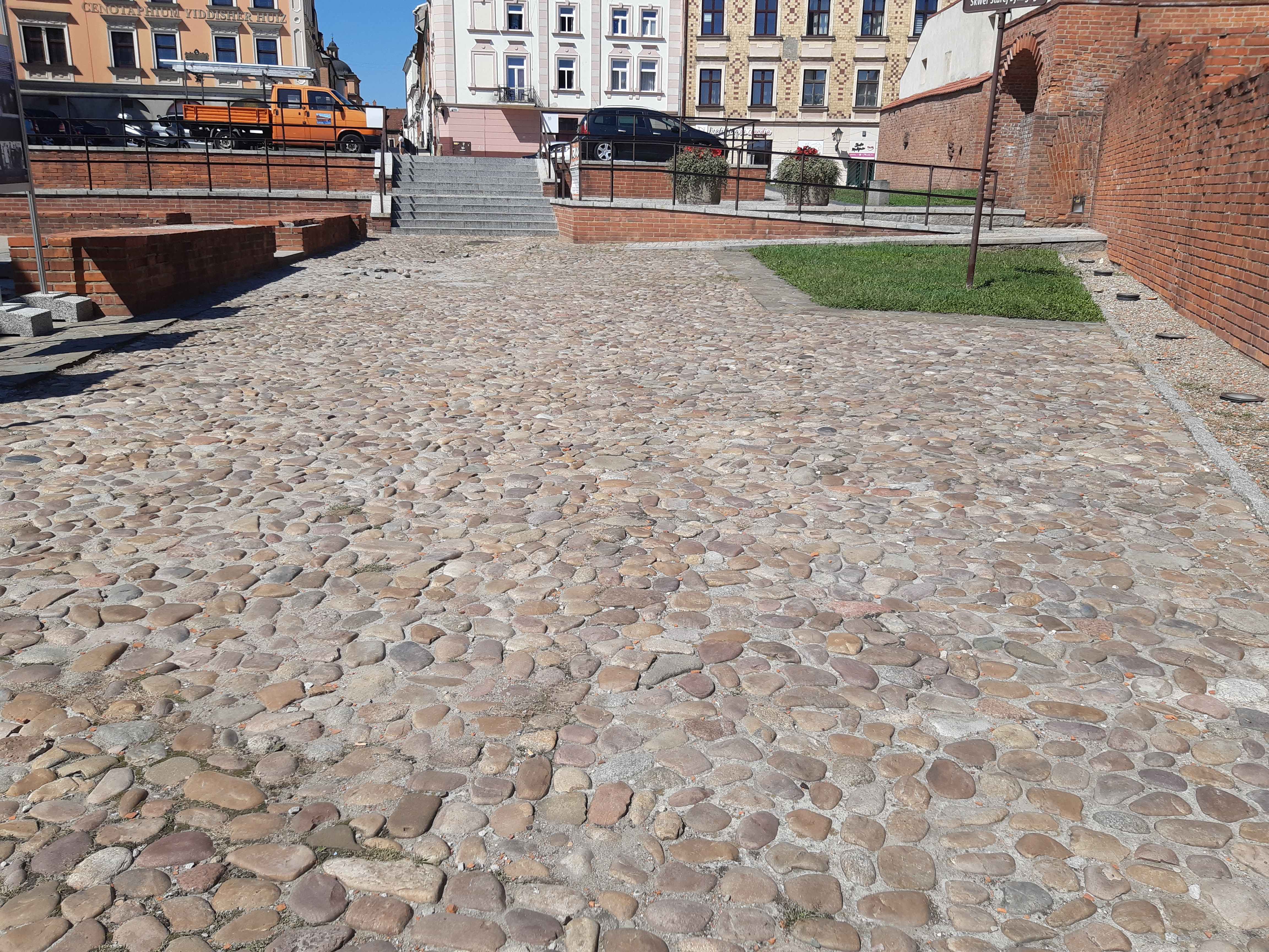 Tak kamienie wyglądają na skwerze przy Starej Synagodze