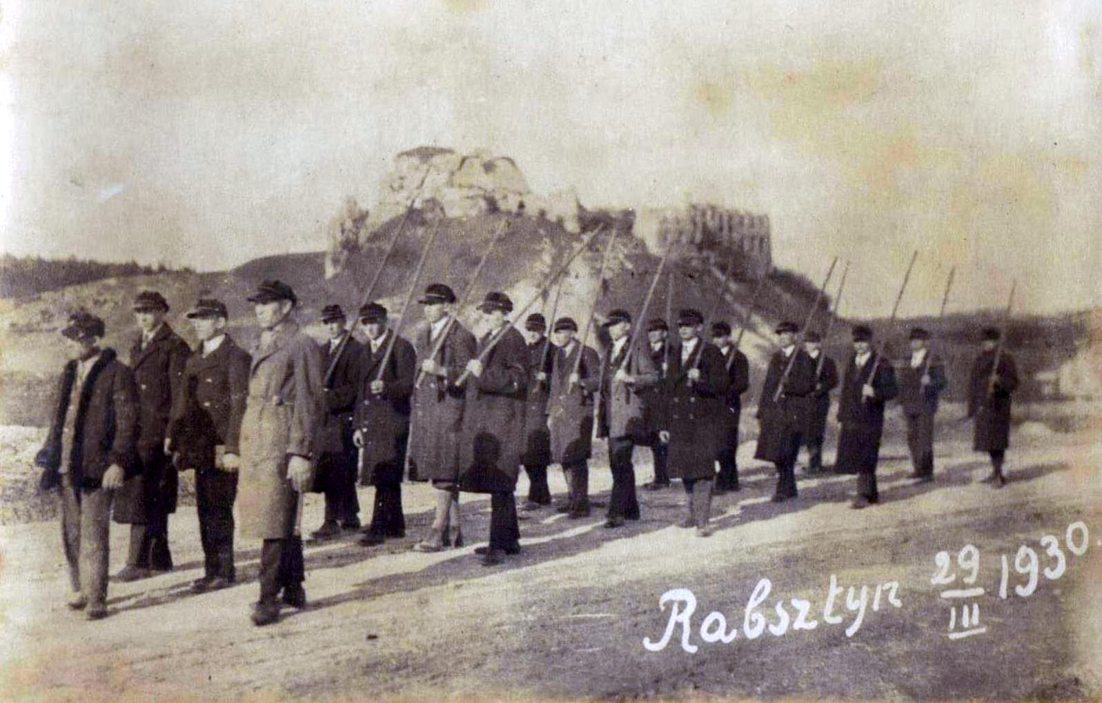 Olkuscy harcerze na wycieczce do ruin zamku Rabsztyn. 1930 rok (fot. arch. Muzeum Regionalne PTTK w Olkuszu)