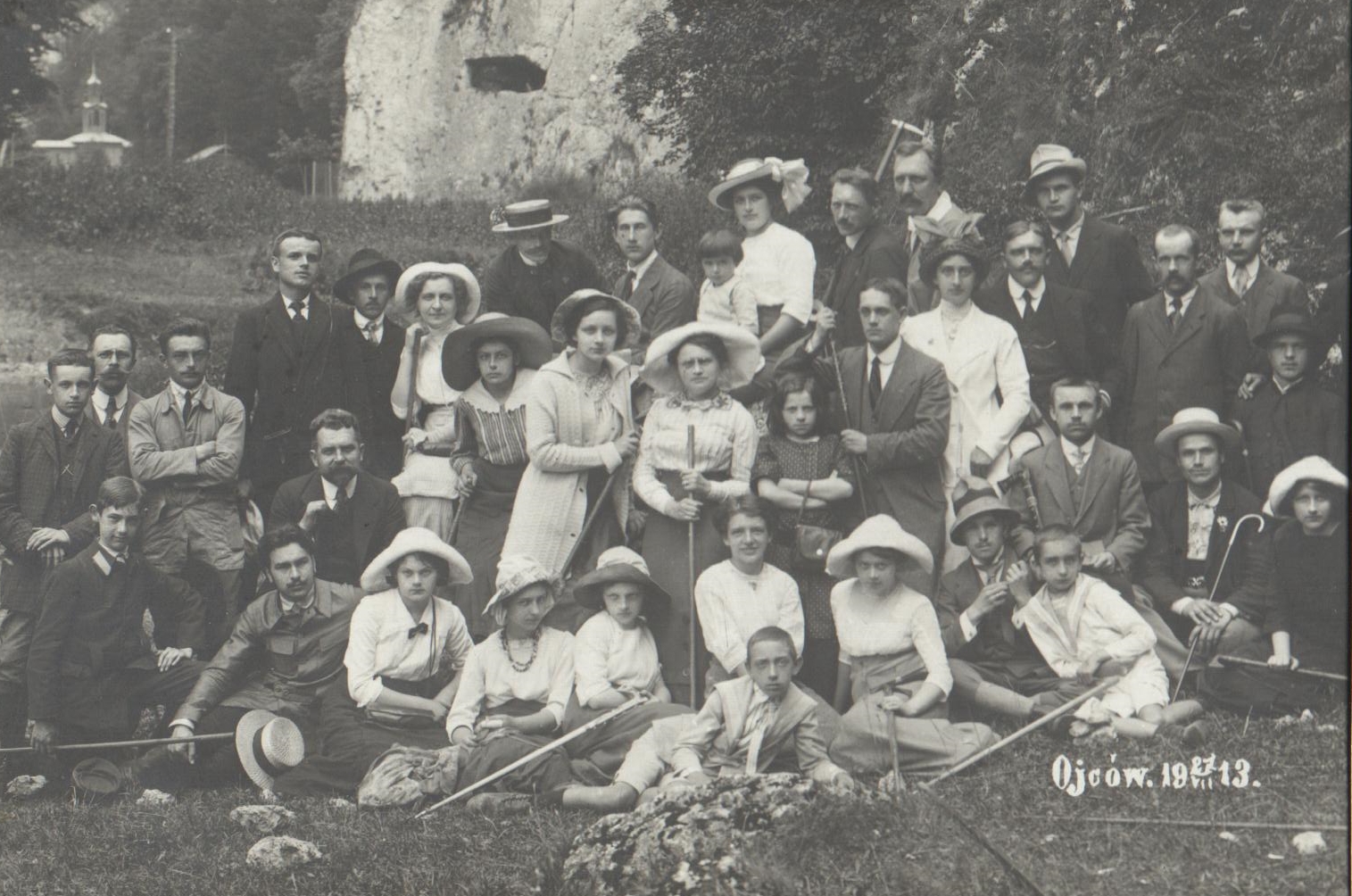 Członkowie olkuskiego koła Polskiego Towarzystwa Krajoznawczego w Ojcowie. 1913 rok (fot. arch. Muzeum Regionalne PTTK w Olkuszu)