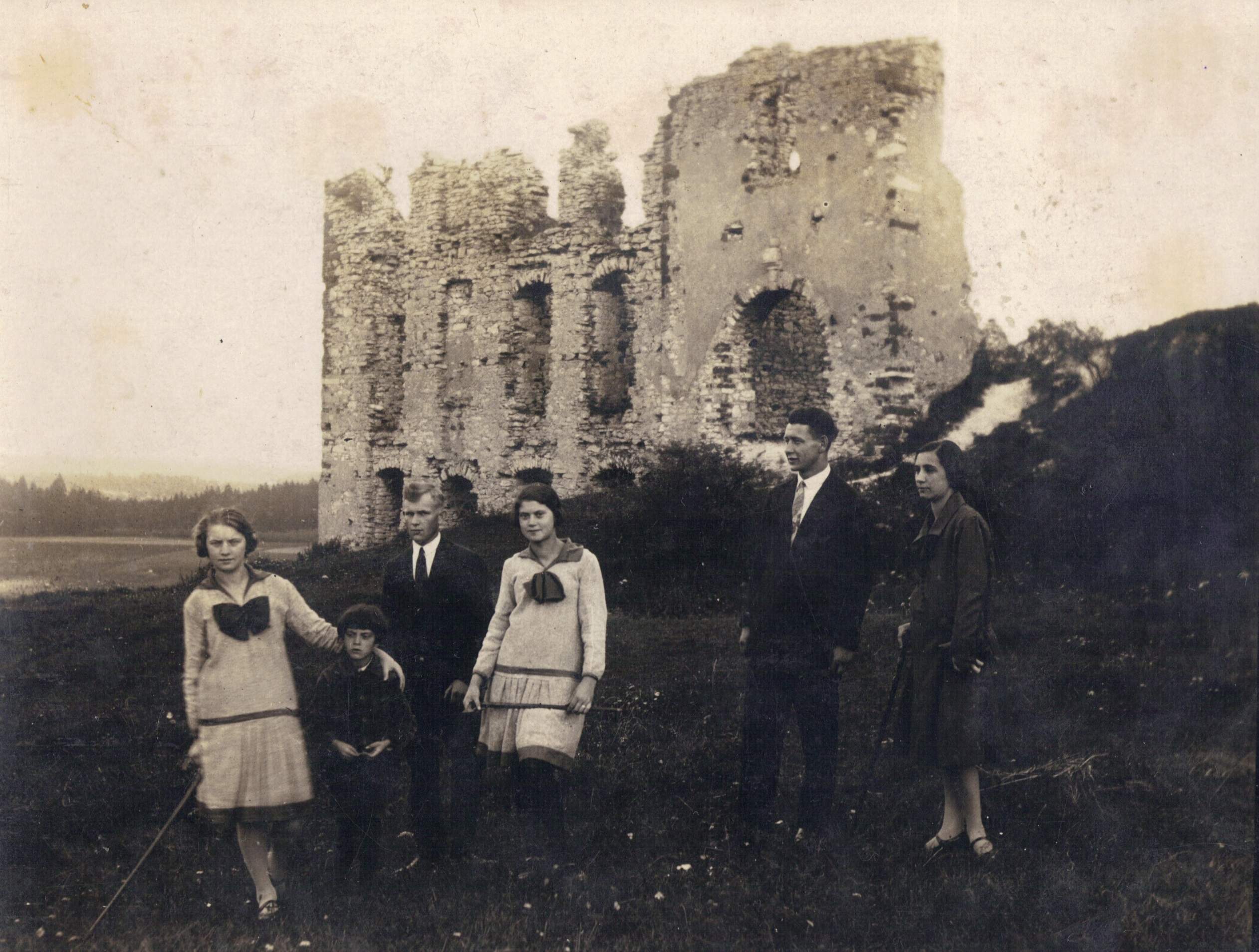 Rodzinna wycieczka do zamku Rabsztyn. Okres międzywojenny (fot. arch. Marka Piotrowskiego)