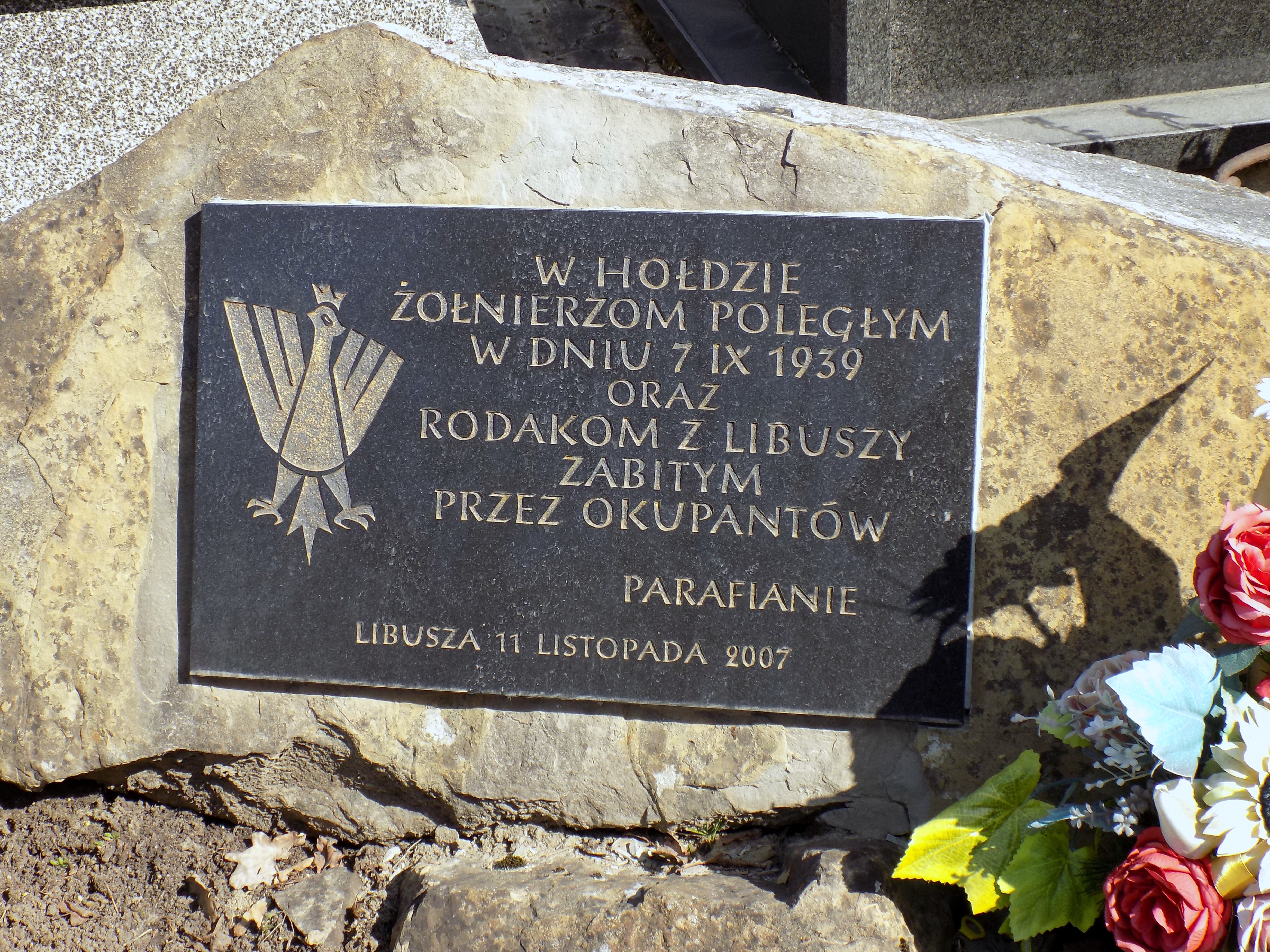  Tablica pamiątkowa żołnierzy polskich poległych 7 września na cmentarzu parafialnym w Libuszy (fot. ANDRZEJ PIECUCH)