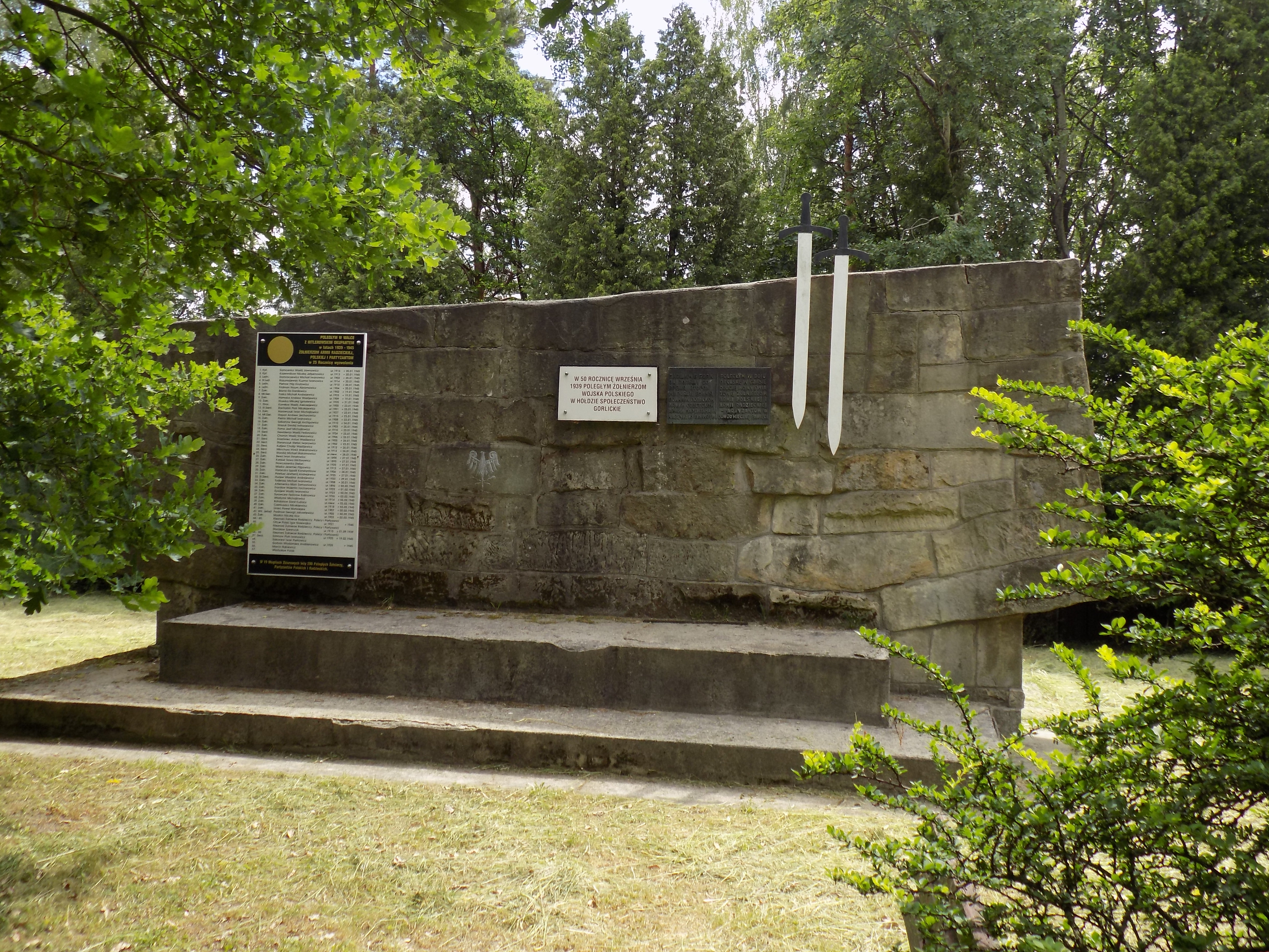  Gorlice - Glinik. Cmentarz poległych żołnierzy polskich w czasie II wojny światowej. (fot.ANDRZEJ PIECUCH)