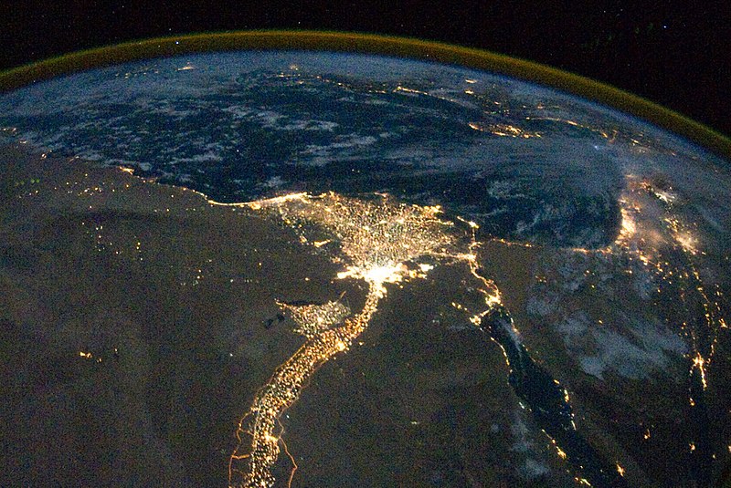 Sieć osiedleńcza w delcie Nilu, na zdjęciu widoczne oświetlone miejscowości leżące nad rzeką (fot. Nile_River_Delta_at_Night.JPG: ISS Expedition 25 crew /Wikipedia)