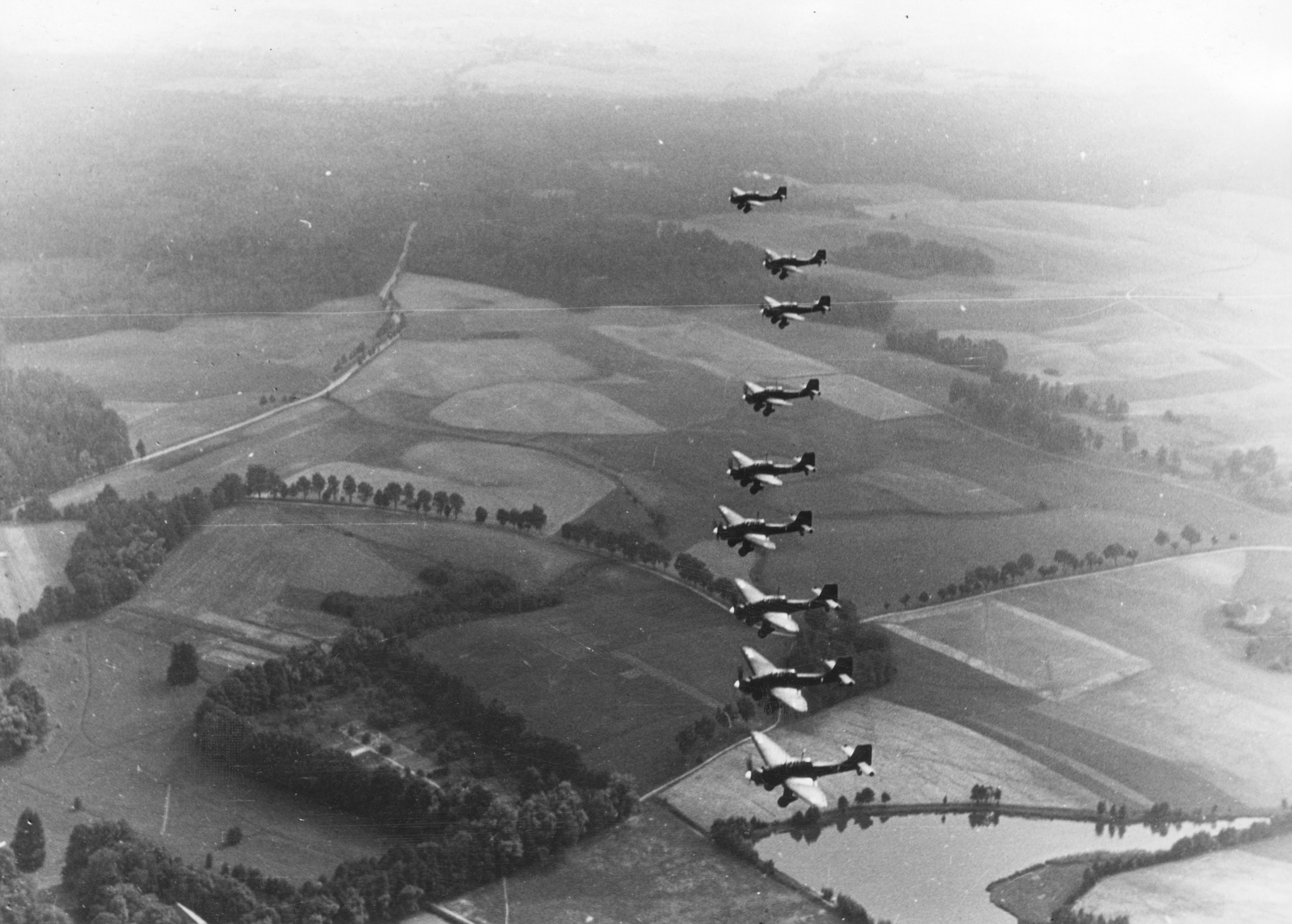 Niemieckie bombowce nurkujące Junkers Ju 87 Stuka podczas ćwiczeń przed atakiem na Polskę (IPN) 