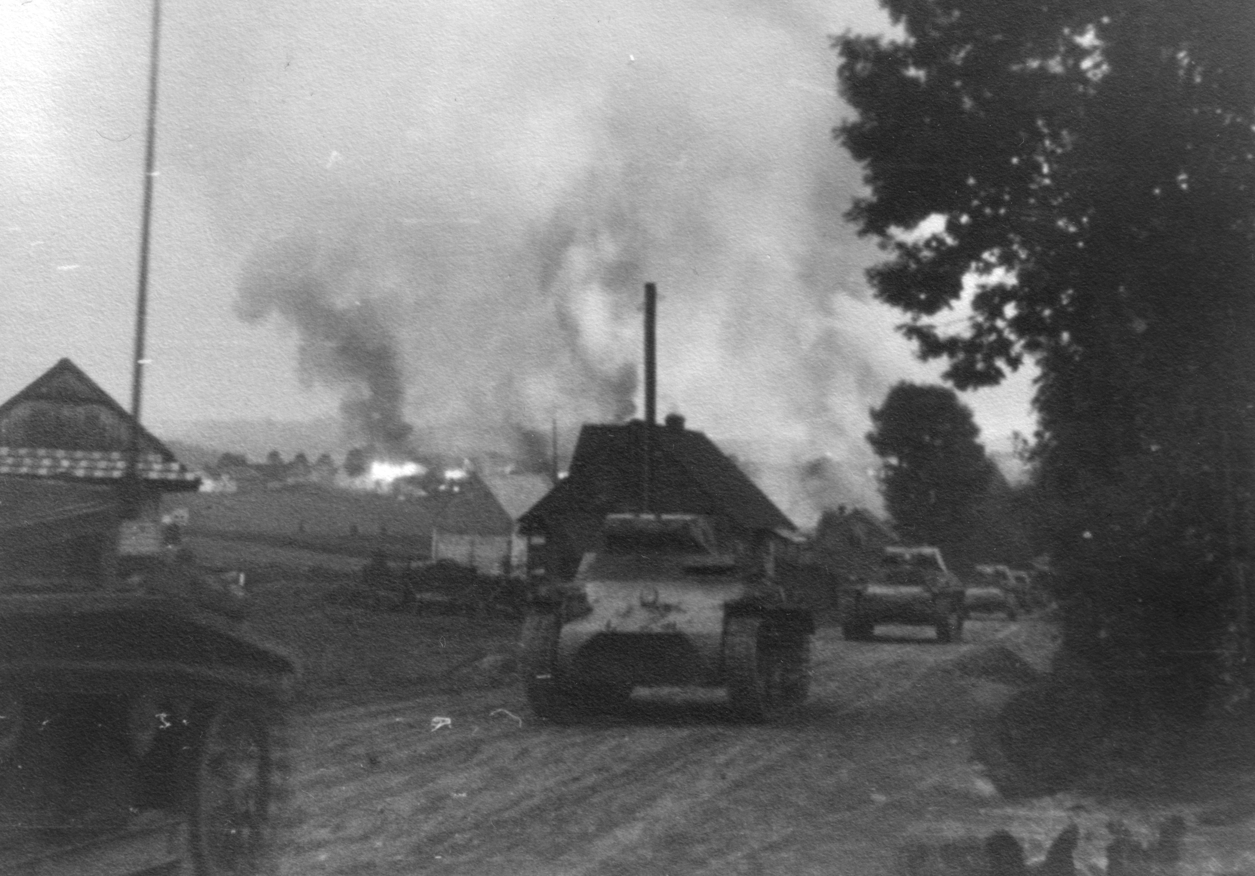Czołgi 2. Dywizji Pancernej przejeżdżają przez płonącą wieś Wysoka, 2 września 1939 r. (ze zbiorów P. Sadowskiego)