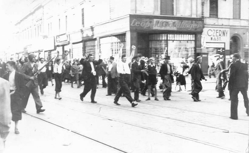 Obrońcy Katowic prowadzeni 4 września 1939 r. na rozstrzelanie przez członków Formacji Ebbinghausa (IPN)