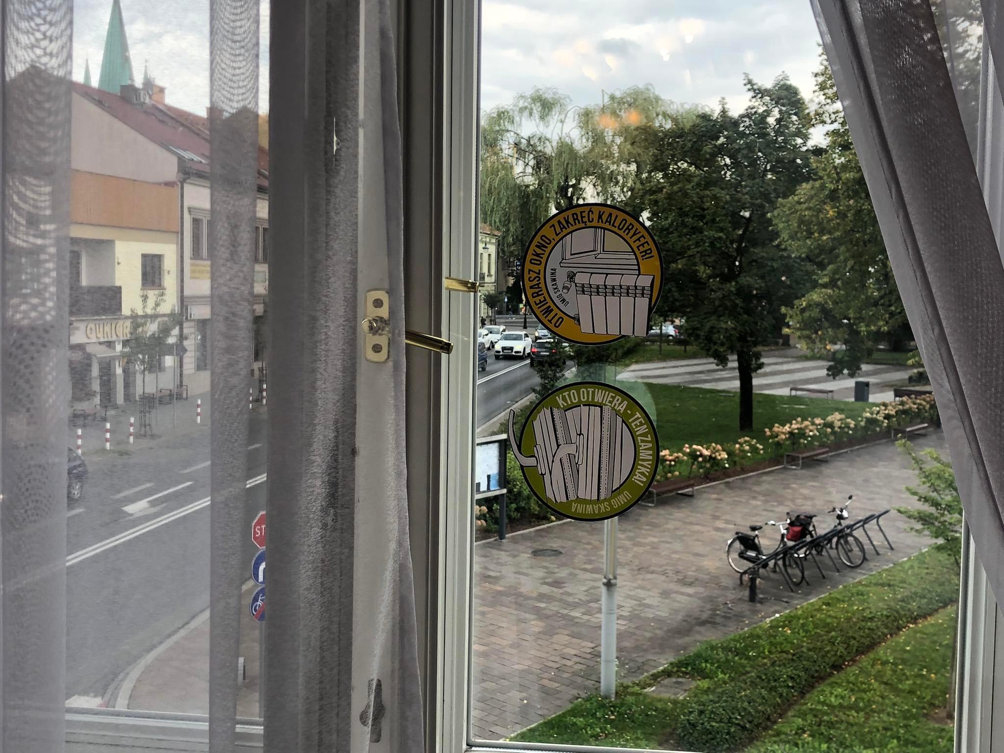 Otwierasz okno? Zakręć kaloryfer! - naklejka na oknie w urzędzie w Skawinie. Fot. B. Bujas
