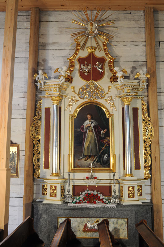 Ołtarz z obrazem A. Pazdanowskiego w kościele pw. św. Marka z RZOCHOWA (dawniej miasto, dziś osiedle Mielca) w Parku Etnograficznym Muzeum Kultury Ludowej w KOLBUSZOWEJ. (źródło Muzeum Kultury Ludowej w Kolbuszowej)