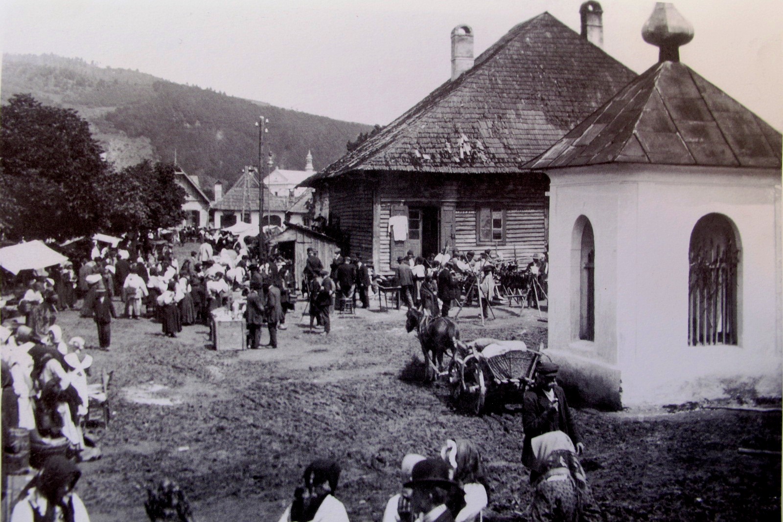 Rynek w Muszynie (około 1900 r.) z kapliczką z figurami św.św. Floriana i Jana Nepomucena (fot . ze zbiorów Muzeum Regionalnego Państwa Muszyńskiego)