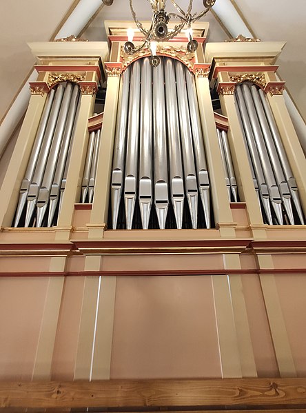 Organy kościoła w Waksmundzie (fot. Arsen203/Wikipedia)