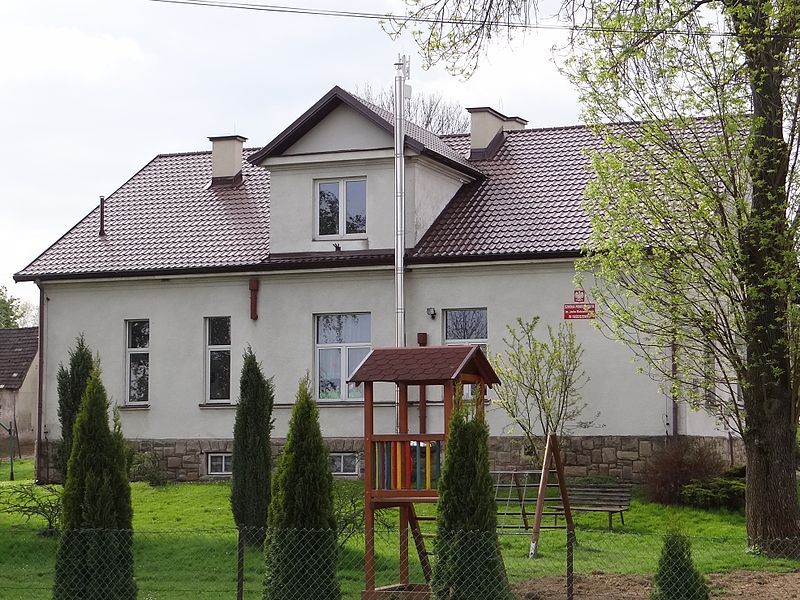 Szkoła w Faściszowej (fot.Jerzy Opioła/Wikipedia)