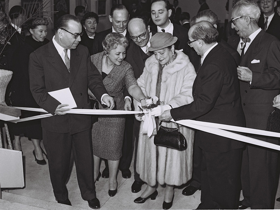 Helena Rubinstein otwiera Pawilon swojego imienia w Muzeum Sztuki w Tel Awiwie, 1959 rok, Wikimedia Commons. Fot. mat.pras ŻMG
