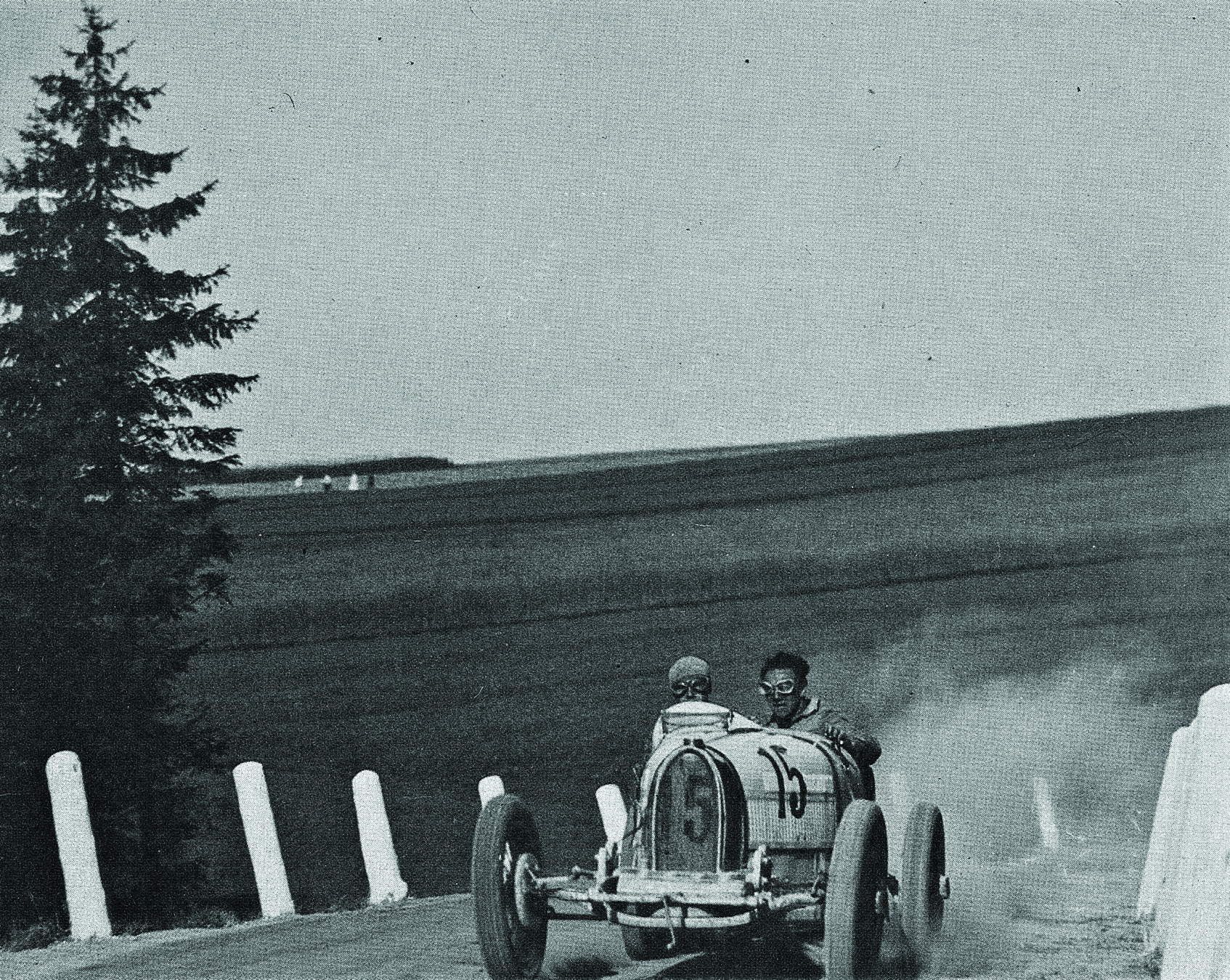 Jan Ripper (po lewej) w Bugatti na trasie wyścigu górskiego w Ojcowie w latach trzydziestych XX w. fot. NAC (Narodowe Archiwum Cyfrowe)