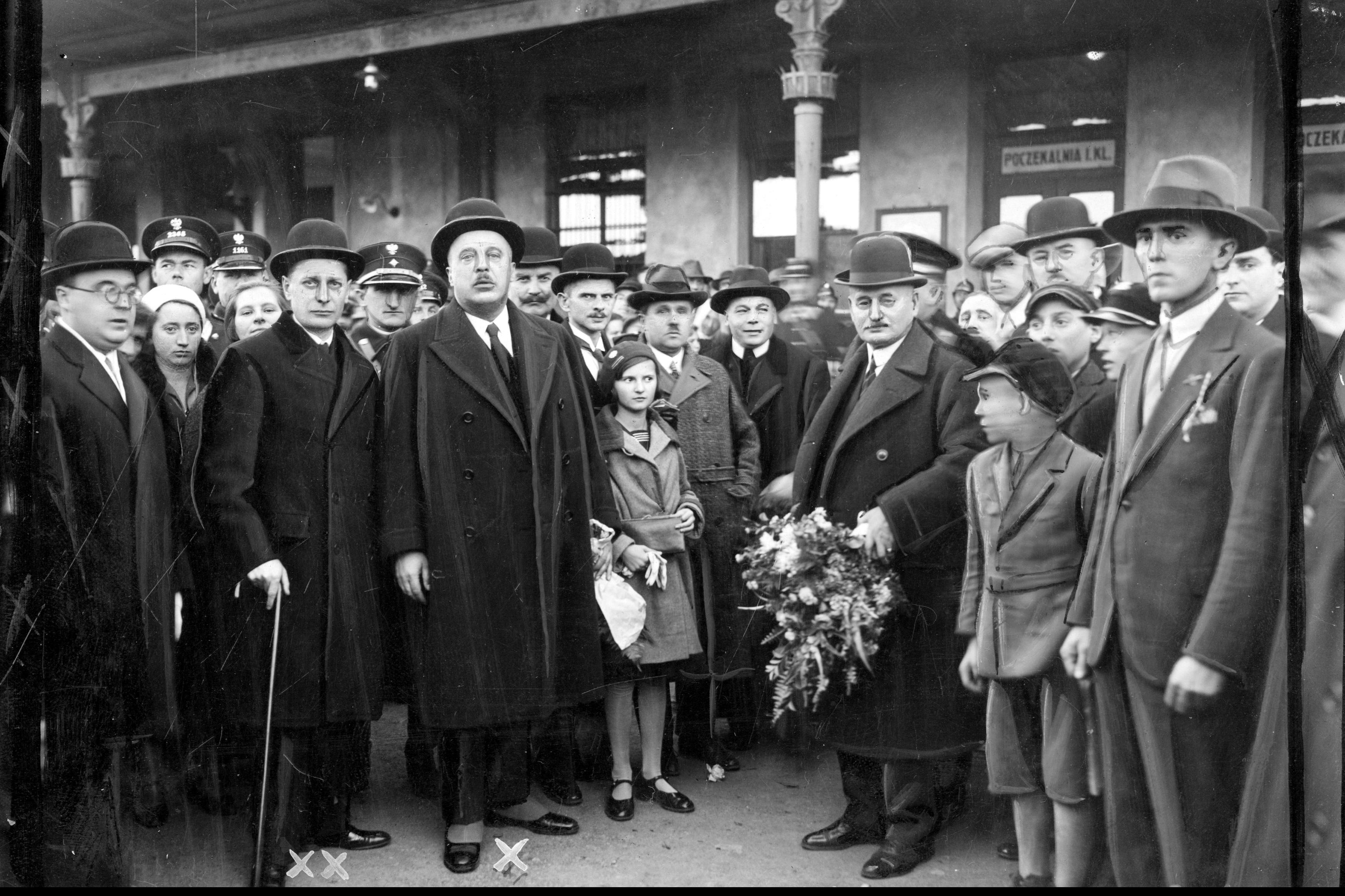 Ustępujący starosta drohobycki Stanisław Porembalski (x) w otoczeniu żegnających go ludzi na dworcu w Drohobyczu. Widoczny m.in. nowy starosta drohobycki Jan Emaryk (xx) (1931) / NAC