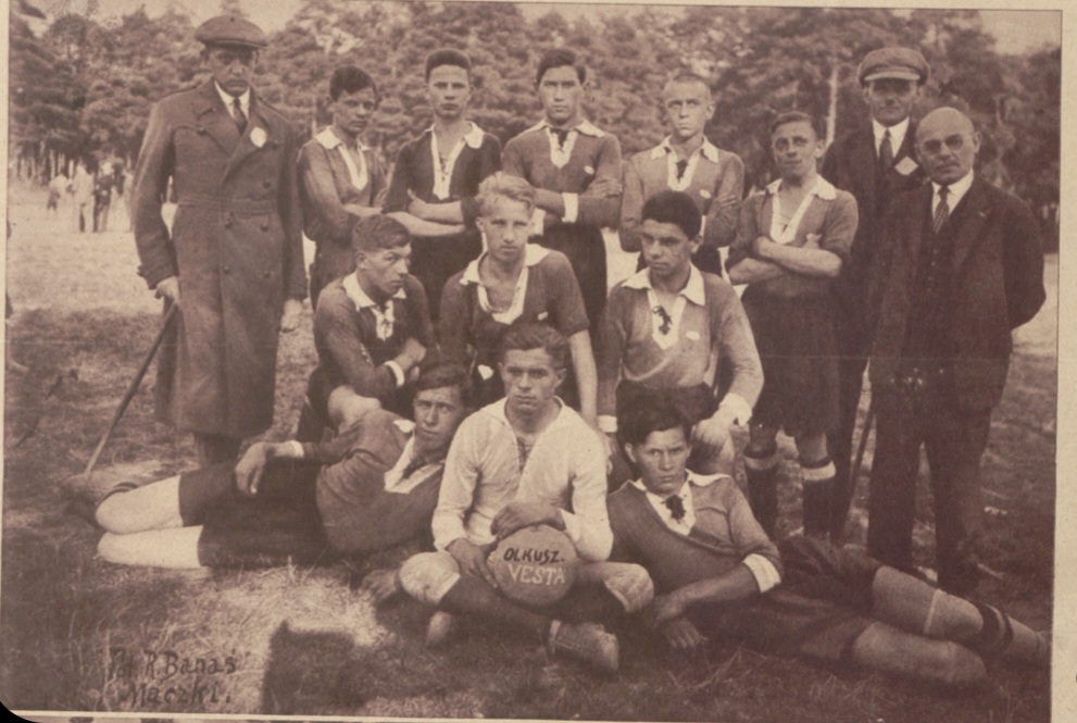 1929 - Drużyna piłkarska i działacze TS Vesta z Olkusza w 1929 r. podczas rozgrywek w Zagłębiu (fot. Biblioteka Jagiellońska)