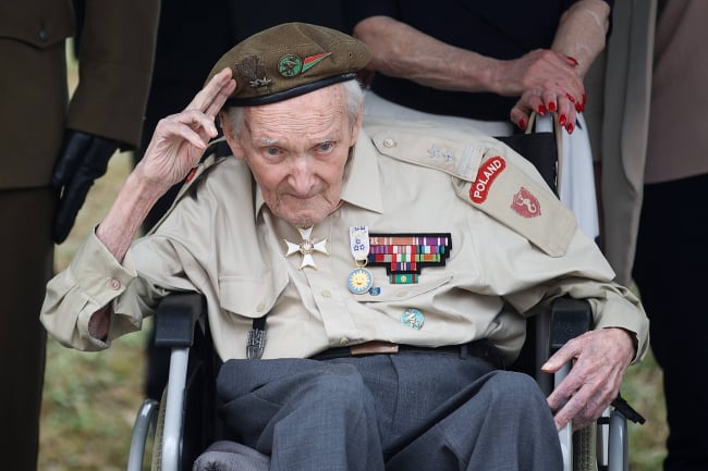 Na zdjęciu archiwalnym z dnia 11.08.2022 uczestnik bitwy pod Monte Cassino prof. Wojciech Narębski podczas uroczystego apelu z okazji Święta Wojska Polskiego na terenie Centrum Operacji Lądowych - Dowództwa Komponentu Lądowego w Krakowie. PAP/ Łukasz Gągulski