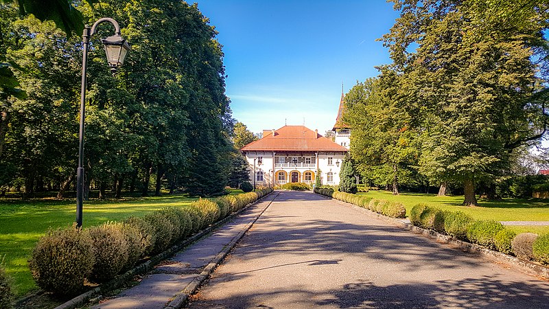 Zespół pałacowo-parkowy w Łęgu Tarnowskim (fot.DentArt/Wikipedia)