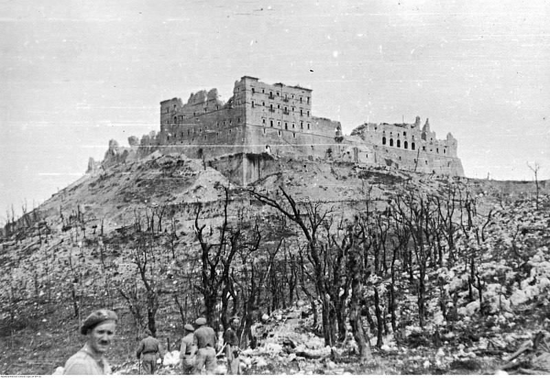 Maj 1944 r. Żołnierze 2 Korpusu Polskiego na pobojowisku na Monte Cassino. Żołnierze Samodzielnej 2 Brygady Pancernej w drodze do ruin opactwa benedyktyńskiego na Monte Cassino. Archiwum Fotograficzne Tadeusza Szumańskiego. Sygnatura: 24-447-13 (fot. Narodowe Archiwum Cyfrowe /Wikipedia)