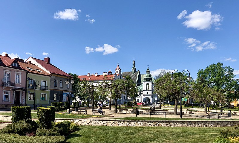 Rynek w Żabnie (fot.Kacper Szymański/Wikipedia)