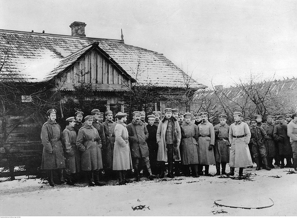 Rudolf Maćko( piąty od lewej) wśród oficerów składających Józefowi Piłsudskiemu życzenia noworoczne (fot. Wikipedia)