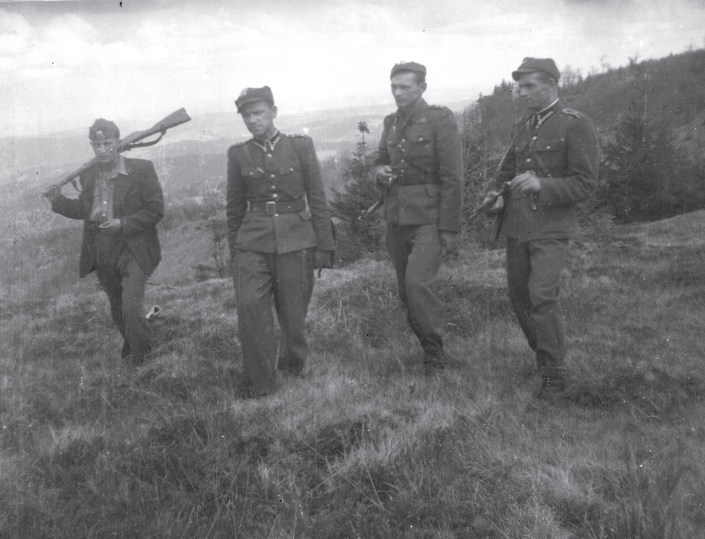 Partyzanci z oddziału Polskiej Podziemnej Armii Niepodległościowej, działającej w latach 1947–1949 na terenie województwa krakowskiego. Fot. AIPN