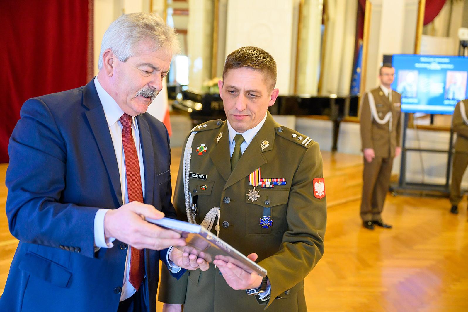 Podpułkownik Andrzej Korytko na zdjęciu z wiceprezydentem Tarnowa, Tadeuszem Kwiatkowskim. / fot: Paweł Topolski