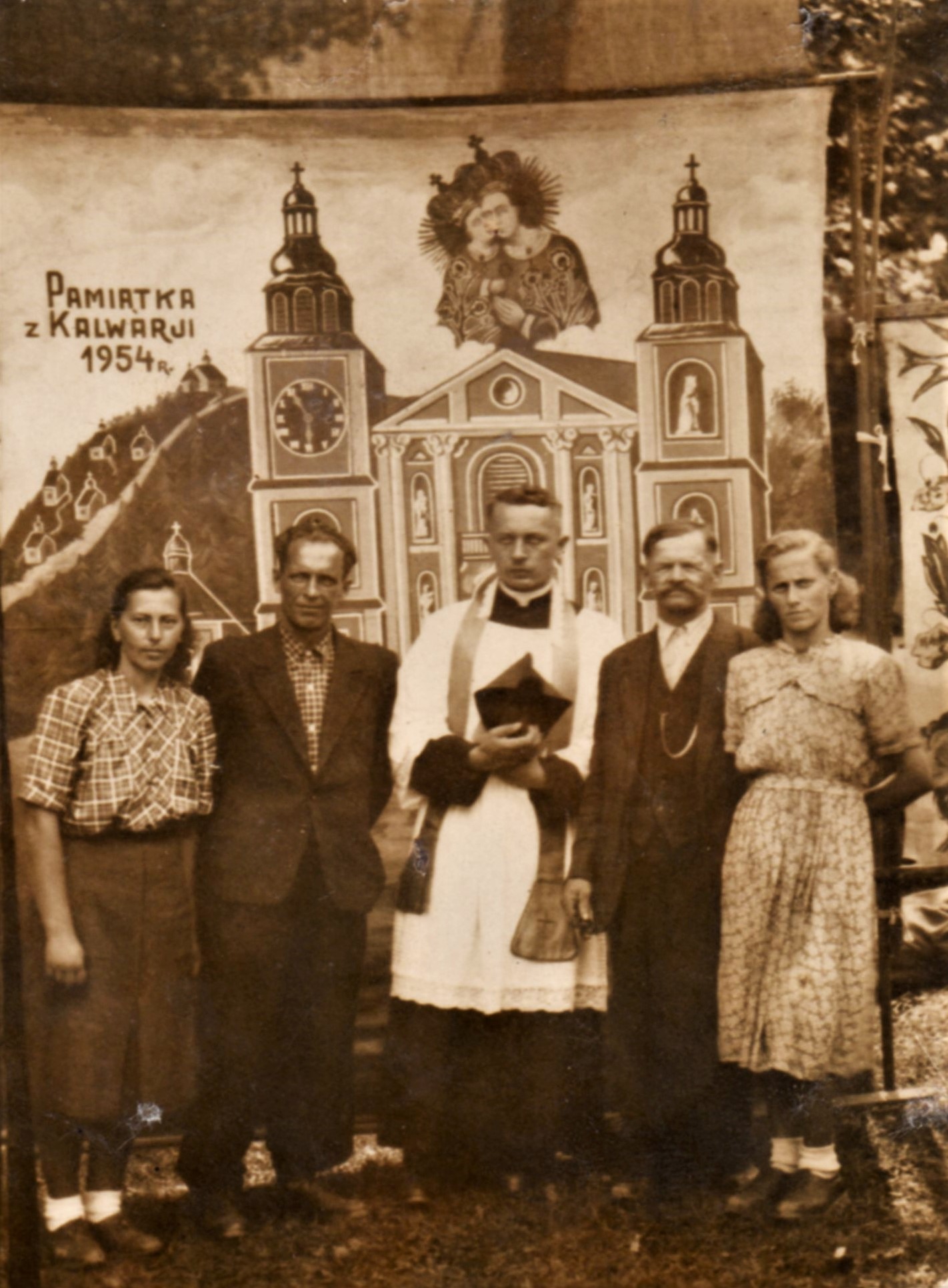 Krewni W.Dulak - Łomnickiej ( od prawej: ciocia Katarzyna Pawłowska, dziadek Marcin Łomnicki, ksiądz NN,  wujek Franciszek ? albo Tadeusz? i ciocia Anna Łomnicka. 
