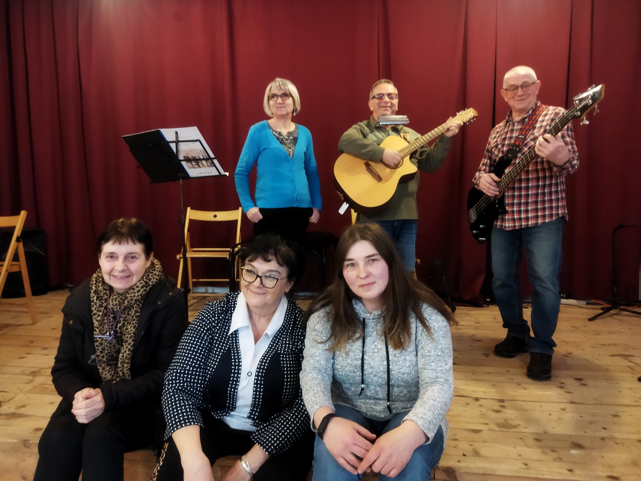 Stoją od lewej: H.Siwiera, B.Siwiera i K.Specjał. Siedzą od lewej: Anna Taborek (pianino), Monika Ryba i Renata Cebo (wokal) - fot.JACEK SYPIEŃ