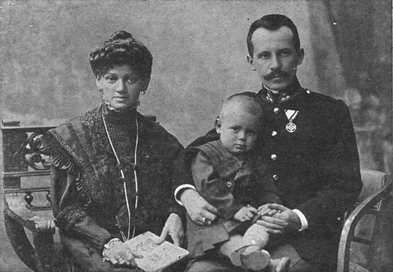 Karol Wojtyła senior w mundurze austro-węgierskim z żoną Emilią i synem Edmundem - fot.Bernard Henner (junior), ul. Szewska 27, Kraków/Wikipedia