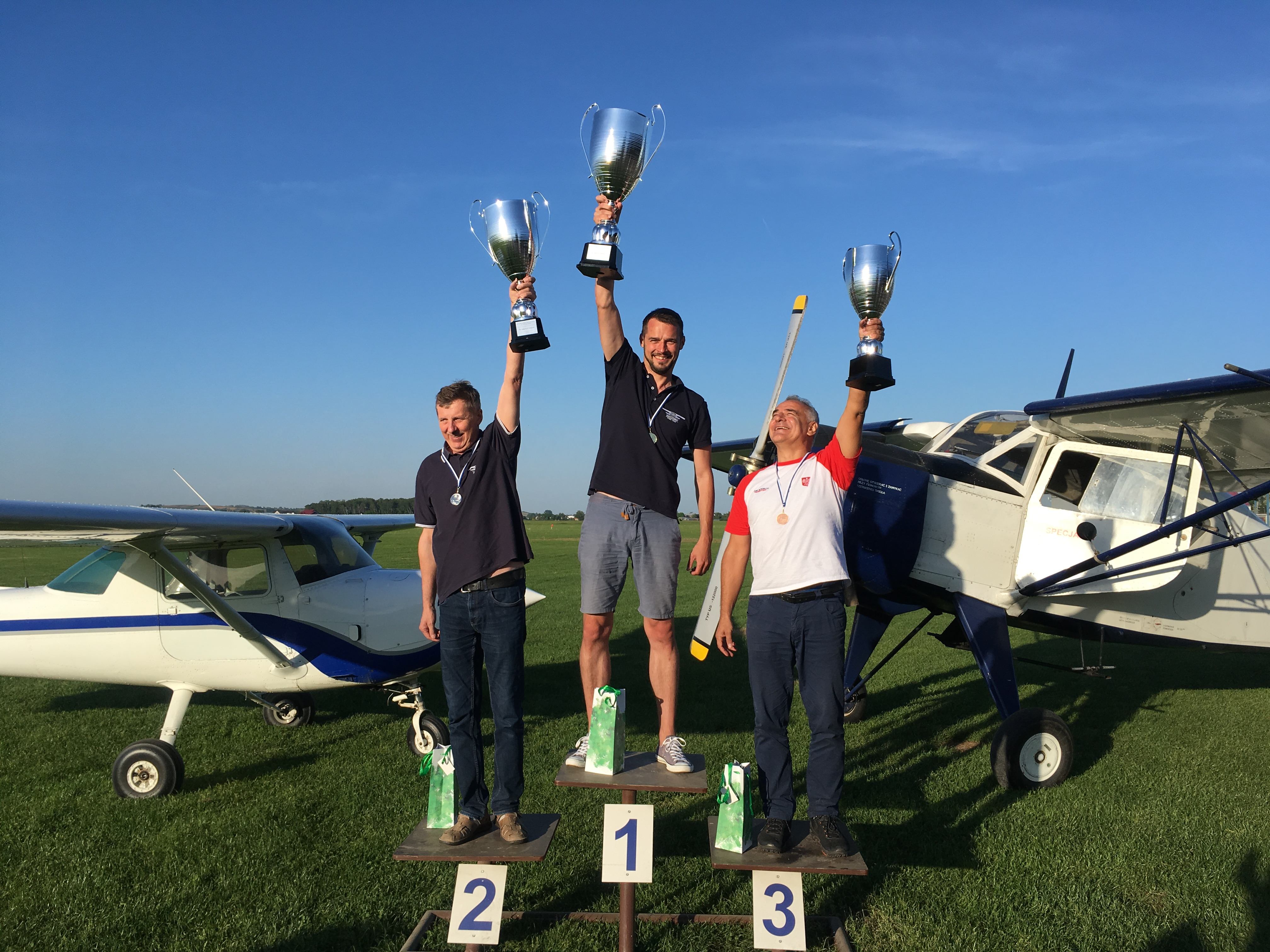 Podium 56. Lotu Południowo-Zachodniej Polski im. Franciszka Żwirki - 1. Michał Wieczorek, 2. Krzysztof Wieczorek, 3. Krzysztof Skrętowicz. 2018 r. - fot. Marcin Wieczorek