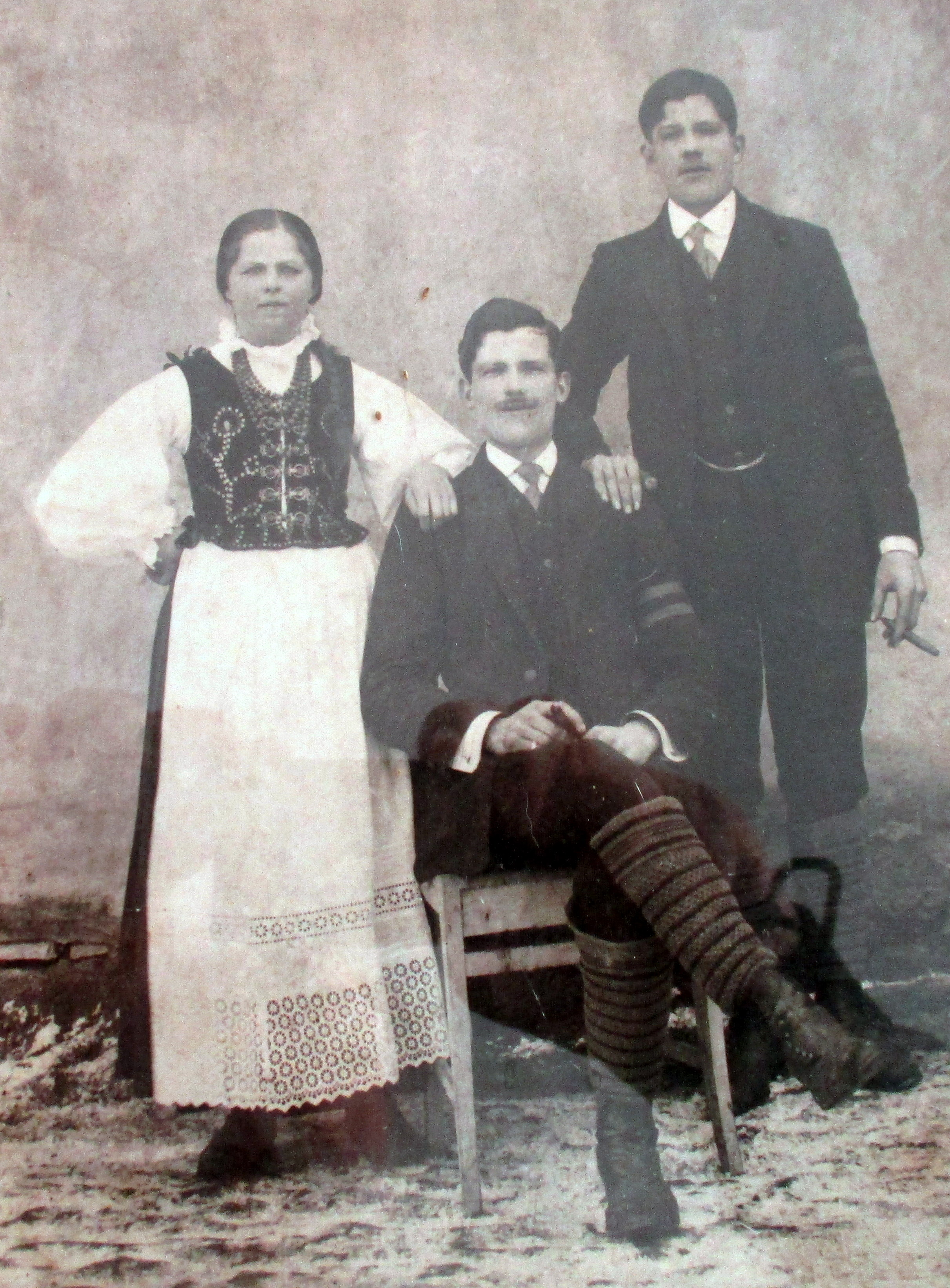 Rok 1918 - od lewej stoi Maria Leś z d.Ciołczyk (późniejsza akuszerka) siedzi mąż Jan Leś, brat i szwagier Tomasz Leś