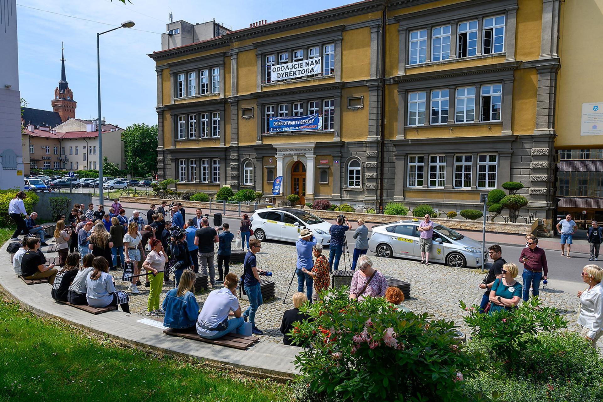 Manifestacja w obronie dyrektora III LO w Tarnowie. Jan Ryba nie zgadza