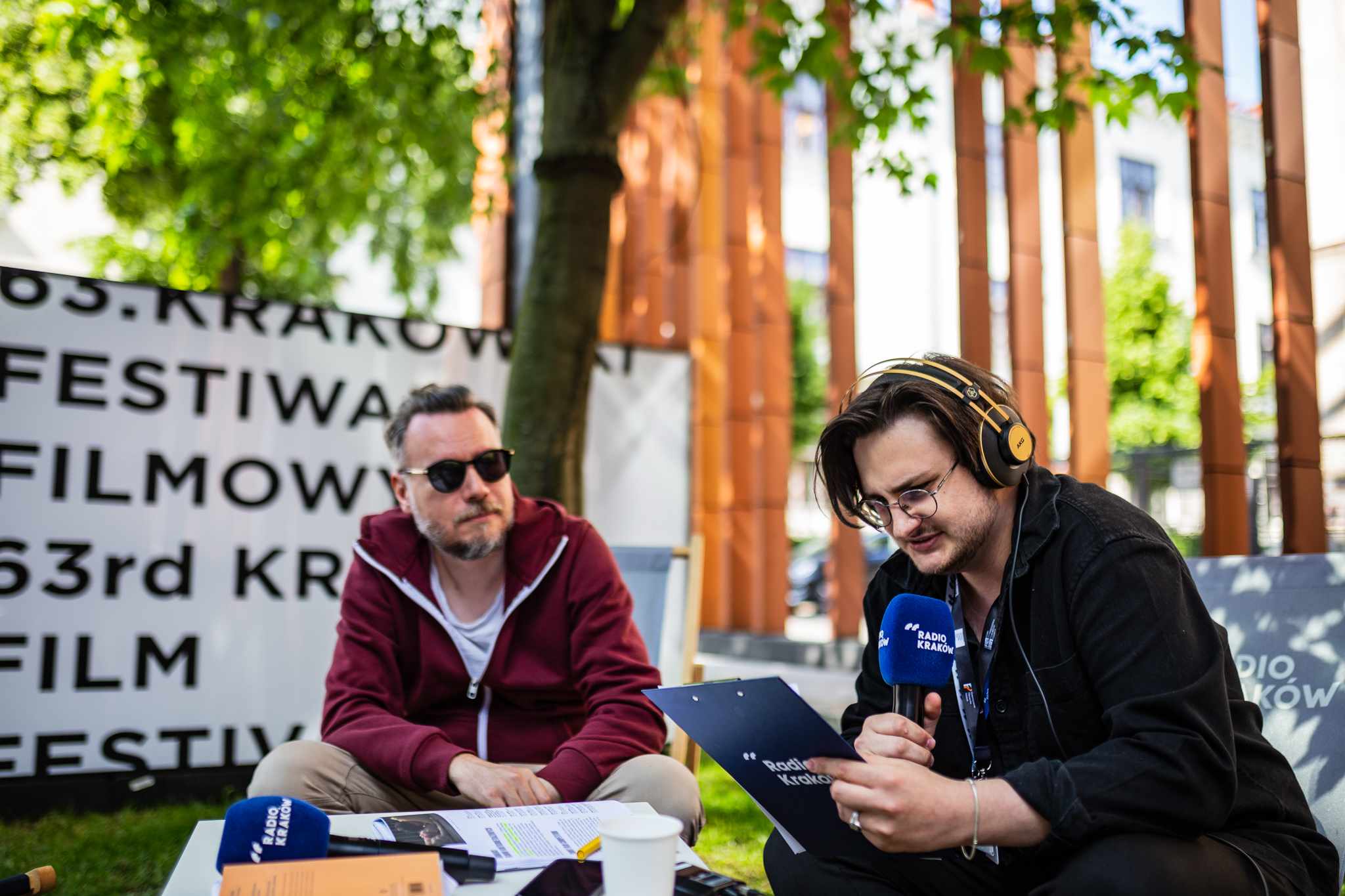 Od lewej na zdjęciu: Kuba Mikurda (reżyser filmowy), Tadeusz Marek (Radio Kraków) | Fot.: Agnieszka Fiejka