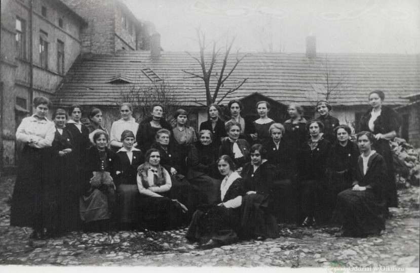 Członkinie olkuskiego koła Ligi Kobiet Pogotowia Wojennego, Marzec 1915 rok. (fot. Muzeum Regionalne PTTK w Olkuszu.