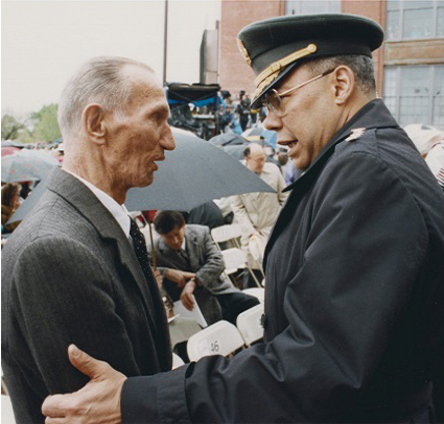 Jan Karski i generał Collin Powell podczas uroczystości otwarcia Muzeum Holocaustu w Waszyngtonie (1993) / wikipedia