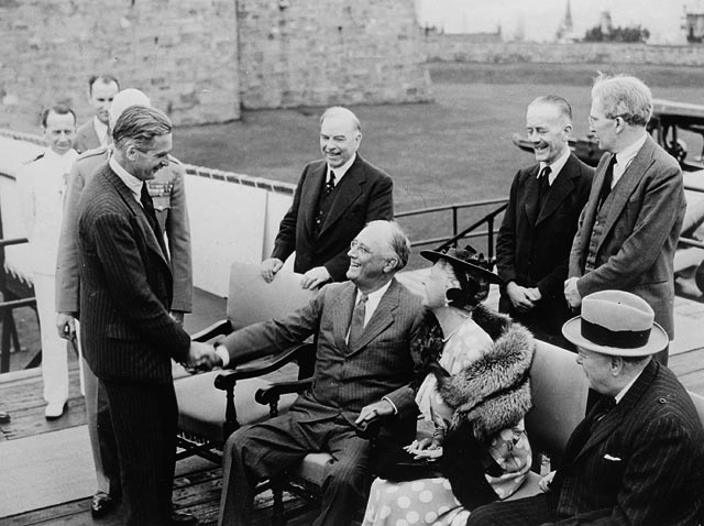 Anthony Eden spotyka się z prezydentem Rooseveltem na konferencji w Quebecu, 1943 / wikipedia