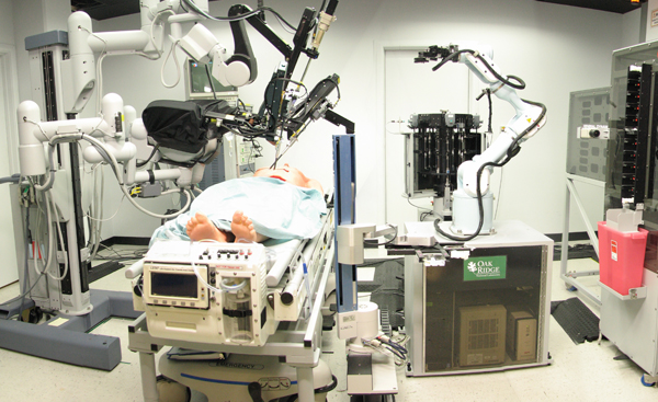 Robot chirurgiczny (fot. SRI International/Wikipedia)