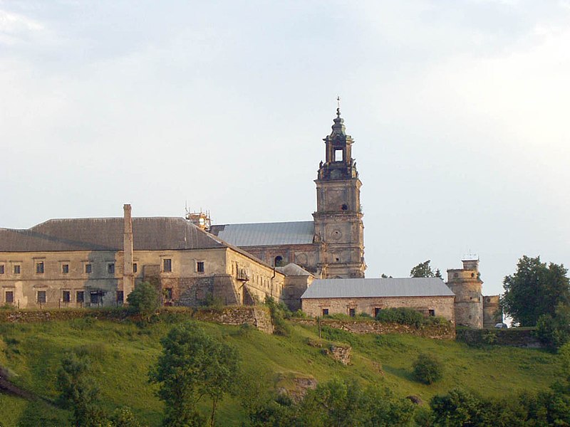 Dawny Klasztor Dominikanów. Na zdjęciu widoczny jest jeszcze barokowy hełm wieży kościelnej, zrzucony podczas prac renowacyjnych w lutym 2011 r. (fot. Petro Vlasenko/Wikipedia)