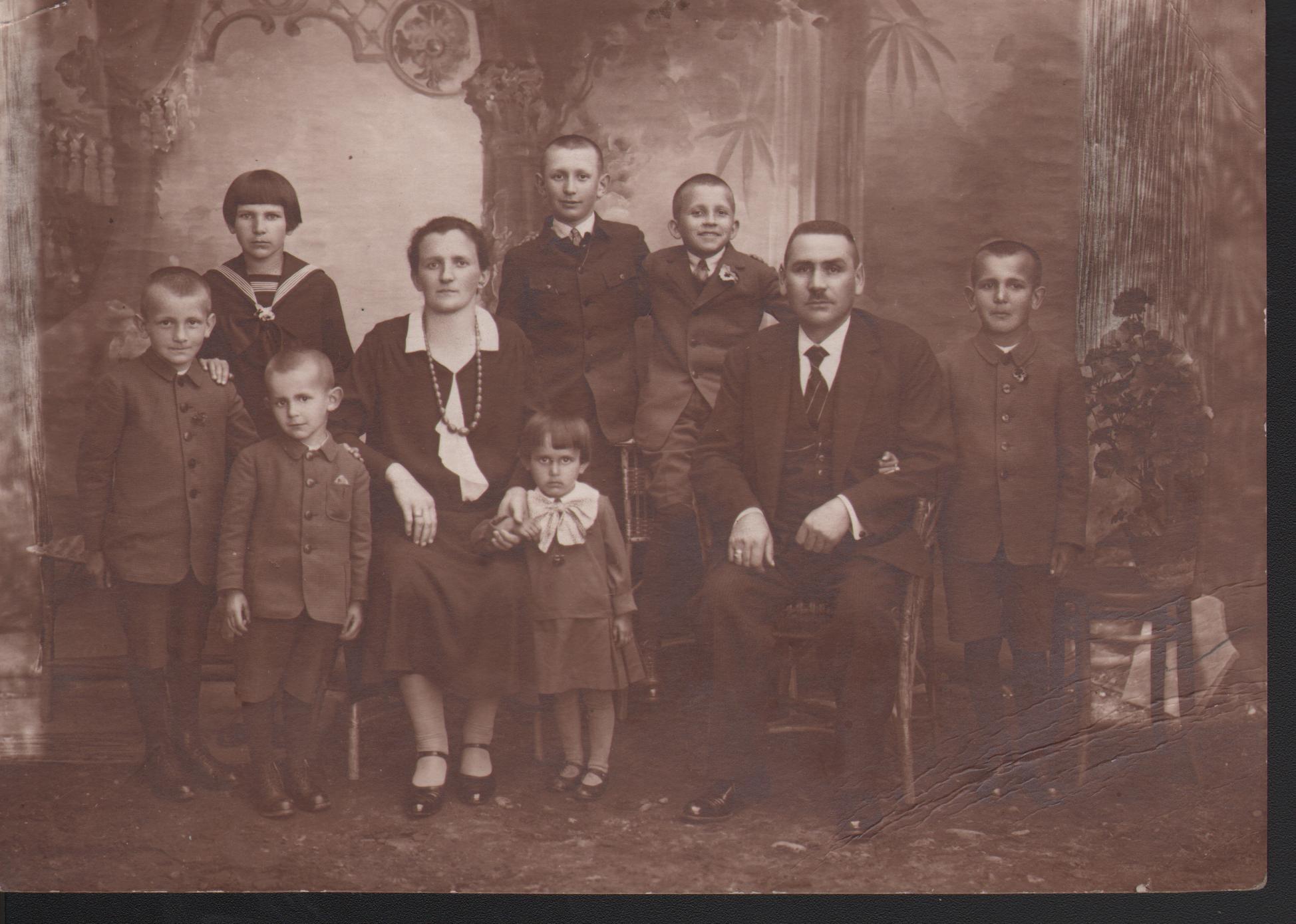 Kazimierz Billik z rodziną. W pierwszym rządzie od lewej: Stanisław, Jan, Antonina z domu Hałatek, Bronisława, Kazimierz Billik, Antoni, w drugim rzędzie od lewej: Maria, Józef, Leon. Zdjęcie wykonano po 1933 r.