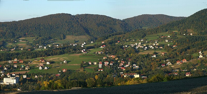 od lewej Groń i Sarczyn (fot.J.Opioła/Wikipedia)