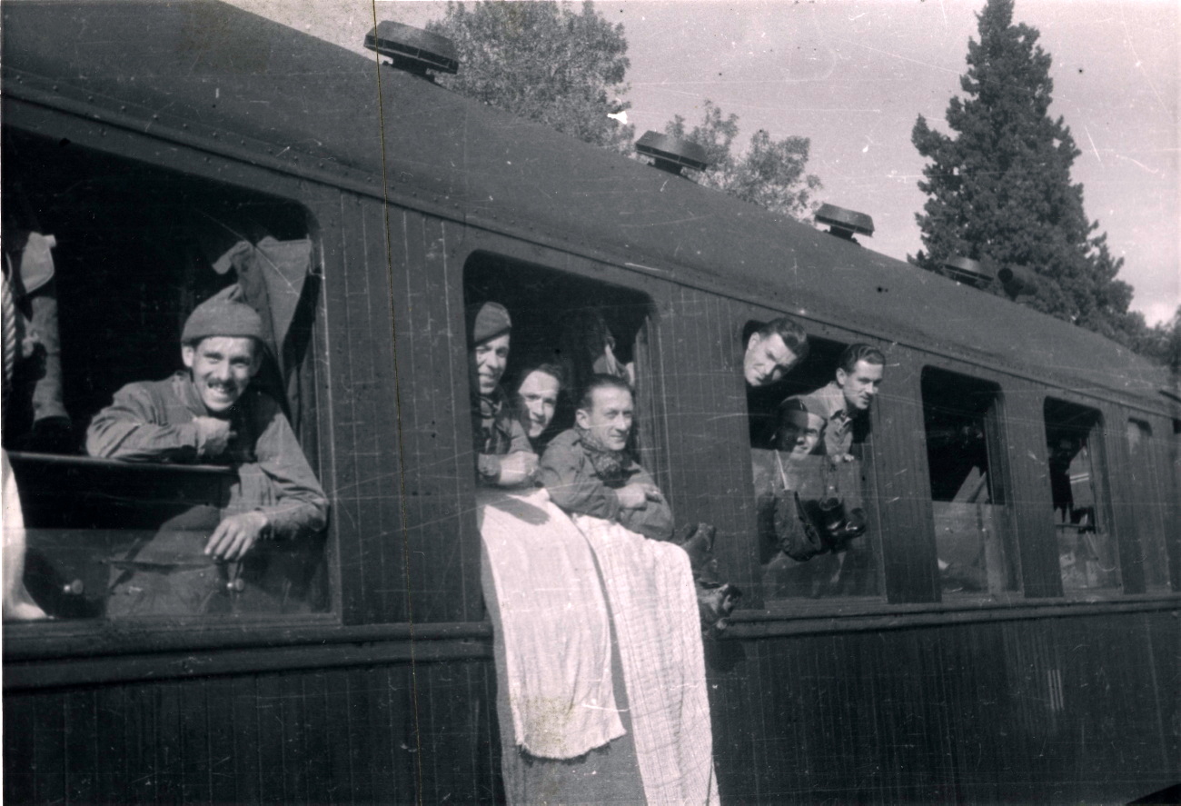 23.11.1943, Algier. 1 Samodzielna Kompania Komandosów przed podróżą do Philippevile (Sukajkida). Komandosi w pociągu, w środkowym oknie: ppor. Józef Lubański, ppor. Antoni Zemanek, ppor. Tadeusz Monsior. (fot. NN, Instytut Polski i Muzeum im. gen. Sikorskiego w Londynie