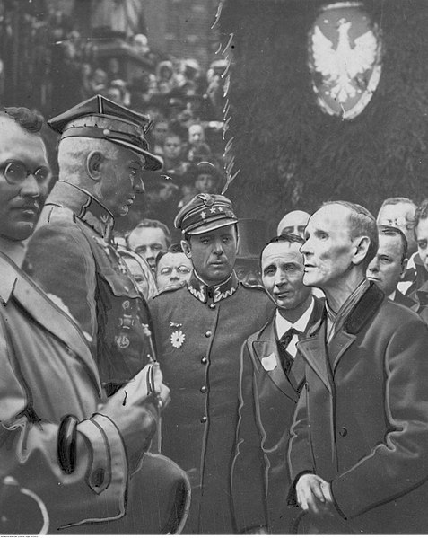 W.Hajda (z prawej) wita gen.S.Szeptyckiego, wkraczającego z polskim wojskiem na Górny Śląsk (fot. archiwum IKC/Wikipedia) w czerwcu 1922