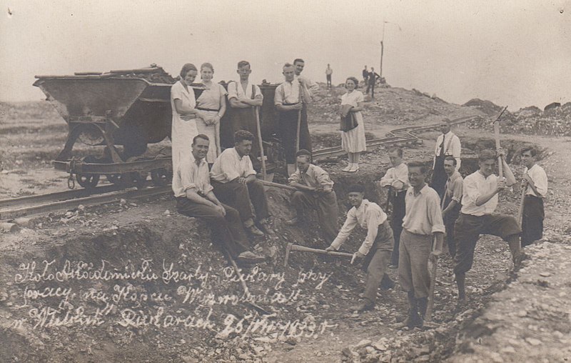 Koło Akademików Szarlej -Piekary rok 1933 (fot.Wikipedia)