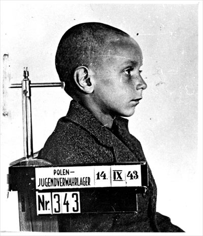 Chłopiec - więzień obozy przy ul. Przemysłowej w Łodzi, 14 września 1943 r., fotografia ze zbiorów AIPN