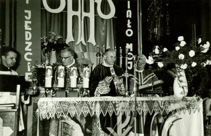 Ksiądz Kardynał Karol Wojtyła w czasie mszy pogrzebowej ks. Infułata Józefa Świądra, 19 maja 1972 roku (zbiory INFO Kęty).