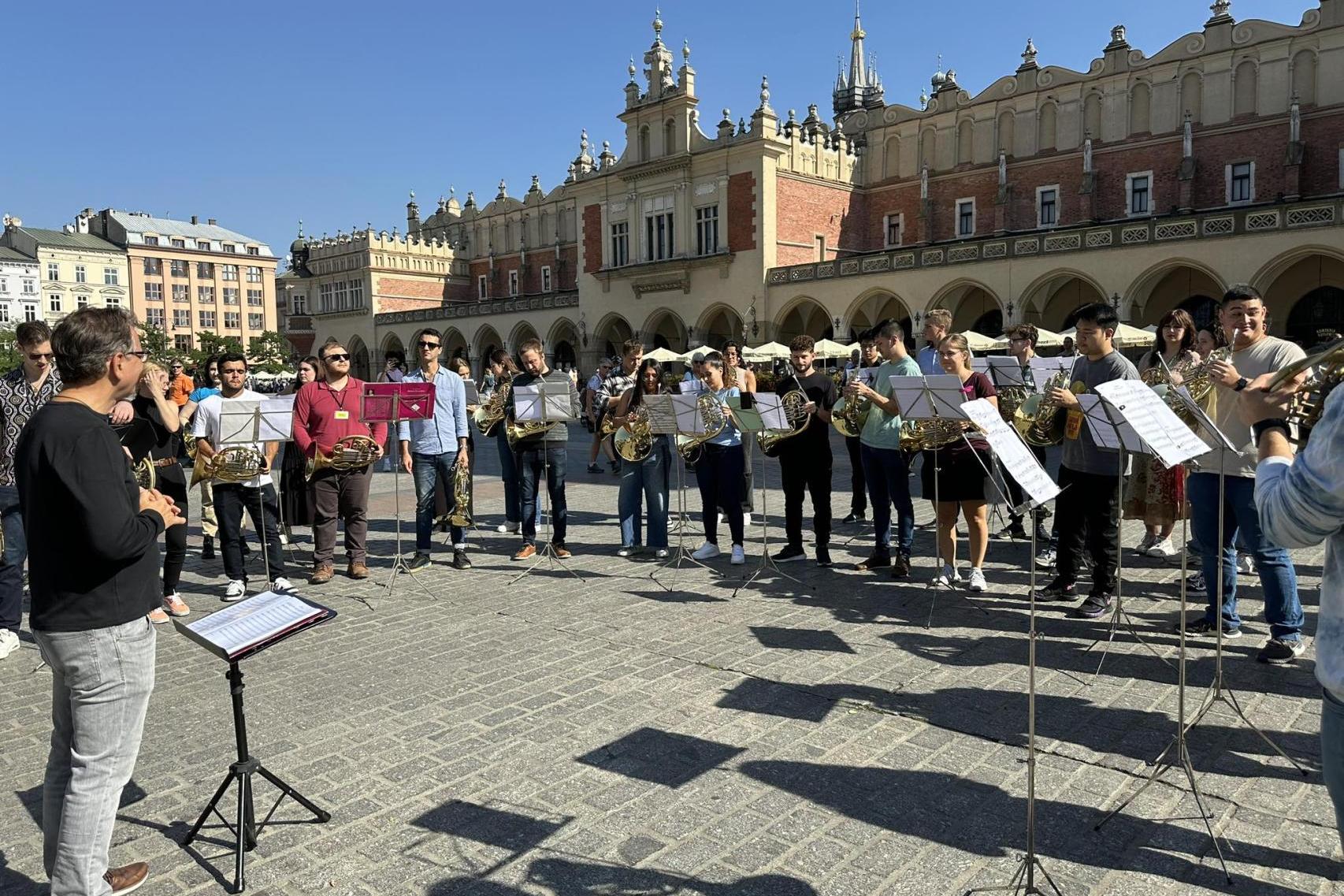 40 waltorni zagrało na krakowskim Rynku